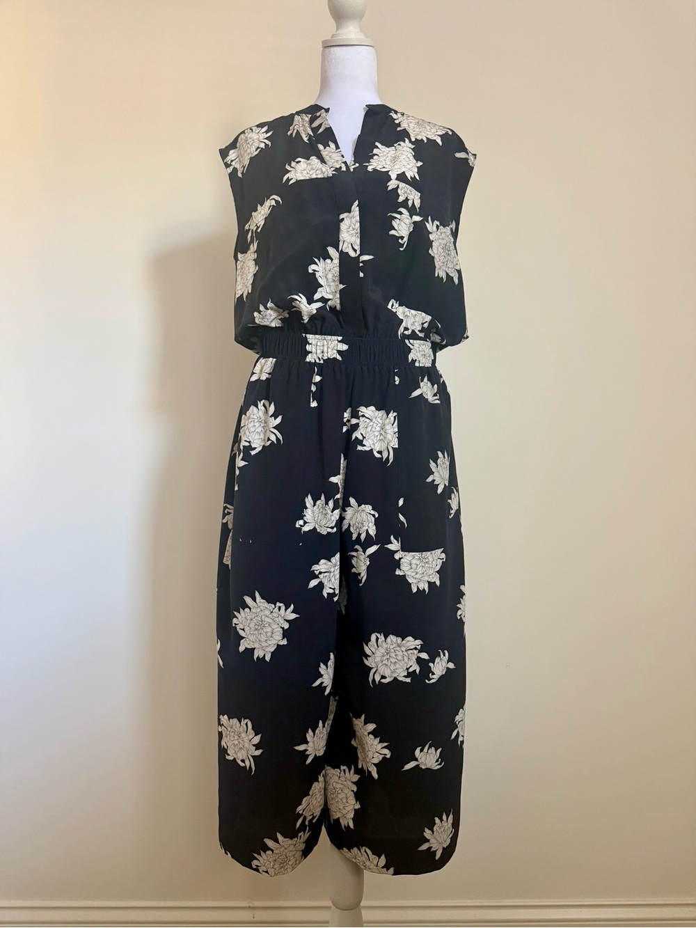 Vince Chrysanthemum black and white jumpsuit size medium 100% Silk